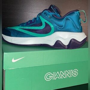 Nike Giannis Turquoise and Navy Sneakers men’s size 9 new in box